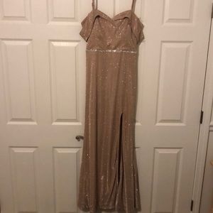 Metallic gold dress prefect for prom and events.